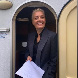 Evgeniya Akhremenko Instagram - Иногда, в самые непростые времена, Вселенная балансирует события в нашей жизни что то забирая и что то подарив:) Этот проект, съёмочная группа и актёрский состав говорит сам за себя. Мы начали нисколько дней назад и полет, надо сказать -нормальный:) Спасибо Вселенная, @gm_production  и всем , кто искренне рад. Дальше будет лучше, главное довериться и принимать с благодарностью каждый момент! 13я Клиническая is gonna blow your mind!☝🏻🔥🎥
#евгенияахременко #новаяроль #ivi #13клиническая #режиссерклимкозинский #данилакозловский #викторияисакова #паулинаандреева #владимирстеклов #вдобрыйпуть #ineyproductions #ужеможнорассказать #киновиноидомино #актрисаахременко #поверевашей #никогланесдавайтесь #ялюблюсвоюработу #обнимитеродных #actress #actresslife #newrole #tvseries #evgeniyaakhremenko #lovemyjob #яфанатмироздания #