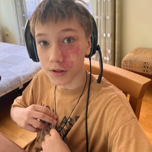Evgeniya Akhremenko Instagram - Проснувшись и увидев этот пост, ты наверняка наедешь на меня и попросишь убрать большинство фотографий…(скажи спасибо, что в памперсах не выложила :)). Но пока ты спишь и видишь сны, я хочу признаться тебе в безграничной , безмерной, какой то абсолютно безусловной, ЛЮБВИ. Итак, погнали:
Мой дорогой малыш с сорок первым размером ноги, красивыми серыми глазами, чувствительным сердечком, афигенным юмором (эт в мамку:)) , красивыми мечтами, скрытыми переживаниями и отличным чувством ритма! Ты любишь баскетбол, петь на английском, младшего брата, тактично останавливать маму when she is trying to be cool, играть в приставку с друзьями, запах кофе и Нанины сырники. Ты знаешь уже очень много интересного и я хочу , чтобы ты продолжал познавать этот мир и делился знаниями и открытиями с Тимкой. (Он так гордится тобой)
Ты крутой старший брат, сын, внук, друг и краш👆☺️
Я иногда смотрю на тебя и думаю «я ! Блин, ребза, этого крутого чувачка родила Я!»…
Буду пожалуй закругляться, тк вот и слеза пошла:)
Будь счастлив , Данька! В самом широком и глубоком смысле этого слова. Верь этому миру. Да, он не прост, но красив и многослоен. И он очень любит тебя! Пой, танцуй, играй эту жизнь! Забивай ей красивые голы и будь благодарен! А я рядом. Со своей постоянной любовью и поддержкой! 
С Днем Рождения, my Daniel!
С любовью,
Твоя Маман❤️❤️❤️🌺🌺🌺🎂🎂🎂🥳🥳🥳🥳 
#сын #гордость #старшийсын #даниилсоловьев #моевсе💞 #birthdayboy #сднемрождениямалыш #яжмать #евгенияахременко #запискифаталистки #выросмальчик #яфанатмироздания #обнимитеродных #