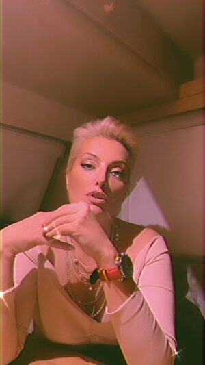 Evgeniya Akhremenko Instagram - fuck your job 🤔