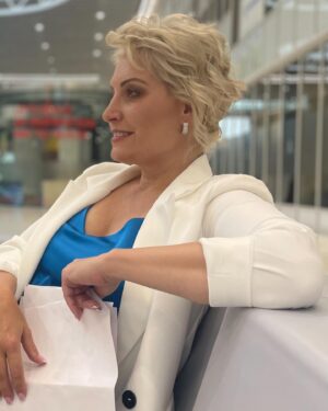 Evgeniya Akhremenko Instagram - У меня есть традиция писать о проекте, после его окончания. Вот уже втрой проект, тарелку которого, нельзя выкладывать,но пару слов скажу.Женька , @evgeniyajustus , этот пост в честь Тебя. Помню как получила от тебя голосовое «тебе там сценарий на почту кинут, прочти плиз, роль когда писала, тебя представляла.»❤️🎥🙏 Слова (согласитесь, актёры) , просто услада ушам! Женька, такая тонкая и одновременно сильная, чувствительная и одновременно борющаяся за каждый кадр своего кинобэйби… Я очень надеюсь , что моя Алла получилась красоткой не только внешне (спасибо мои @_k_ir_a__m_i_r  и @irina_merkush ), но и внутренне. Надеюсь получилось вдохнуть а неё ту жизнь, которую ты представляла , когда создавала ее. Спасибо тебе! Партнеры мои: @alexey.grishin . Восхищаться, работая с тобой в «Вызове» у Клима и сейчас пообтесаться здесь, было просто здорово, ржачно и талантливо, как и ты сам. @zberberr , красивая и мудрая душа, истинная Дева и Дива, на которую хочется смотреть и с которой тепло стоять рядом, обнимаю тебя и жду бокал белого холодного вместе с @alenatrusova❤️ @zemtsovishna (ну уже хотя бы в одном проекте, а значит процесс запущен) рада была видеть тебя на фото и в сториз у @zberberr ☝🏻🤣. Дай там жару всем🎥🔥🎥. 
Продюсерам , огромное спасибо за то, что утвердили без проб и за самую вкусную клубнику! 
Ну и конечно, ГРУППА.. это просто райский рай какой-то. Спасибо огромное каждому из вас! Обниму всех на шапке! Да! И моей же сладкой кинодоче @kuprina.varvara ❤️
А нашему брату актёру хочется добавить… да, есть моменты «то густо, то пусто» Тока вот когда пусто, если начинать убирать фразы, а с ними и мысли «работы нет», «проб нет», «все вокруг бьют тарелки, а я..», если отслеживать эти гавномымли, гавнозависть (да, именно ее) у кого то она выражена ярко, а кто то так мило, называет ее - белой.:) Если прокачивать себя на полное принятие абсолютно любых событий и снимать претензии к сценарию собственной судьбы, прошлому и всем вокруг кто что то для вас не сделал, то чудеса чудесные, да волшебство волшебное происходить начинает, братцы…чего я все и желаю, ибо я была бы не я без записок фаталистки
#евгенияахременко #запискифаталистки #комедия #вера #путь #обнуление#