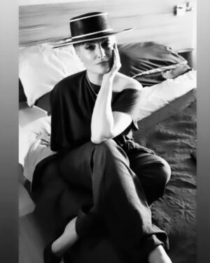 Evgeniya Akhremenko Instagram - Все, о чем вы сейчас паритесь, господа… в секунду становится тленом в сравнении с Вашей Божественной частью.… «Вы не это тело и даже не этот разум» . Садхгуру
Как бы вы/мы/он/она не колбасились и не пытались контролировать, выше Творца не прыгнешь. И это так круто….
#евгенияахременко #новыйпроект #главнаяроль #спасибовселенная #яфанатмироздания #киновиноидомино #актрисаахременко #режиссерюрийлейзеров #мояева #вседлячегото #одинденьизжизниактрисы #запискифаталистки #москва #крым #ялюблюсвоюработу #обнимитеродных #