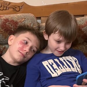 Evgeniya Akhremenko Instagram - Проснувшись и увидев этот пост, ты наверняка наедешь на меня и попросишь убрать большинство фотографий…(скажи спасибо, что в памперсах не выложила :)). Но пока ты спишь и видишь сны, я хочу признаться тебе в безграничной , безмерной, какой то абсолютно безусловной, ЛЮБВИ. Итак, погнали:
Мой дорогой малыш с сорок первым размером ноги, красивыми серыми глазами, чувствительным сердечком, афигенным юмором (эт в мамку:)) , красивыми мечтами, скрытыми переживаниями и отличным чувством ритма! Ты любишь баскетбол, петь на английском, младшего брата, тактично останавливать маму when she is trying to be cool, играть в приставку с друзьями, запах кофе и Нанины сырники. Ты знаешь уже очень много интересного и я хочу , чтобы ты продолжал познавать этот мир и делился знаниями и открытиями с Тимкой. (Он так гордится тобой)
Ты крутой старший брат, сын, внук, друг и краш👆☺️
Я иногда смотрю на тебя и думаю «я ! Блин, ребза, этого крутого чувачка родила Я!»…
Буду пожалуй закругляться, тк вот и слеза пошла:)
Будь счастлив , Данька! В самом широком и глубоком смысле этого слова. Верь этому миру. Да, он не прост, но красив и многослоен. И он очень любит тебя! Пой, танцуй, играй эту жизнь! Забивай ей красивые голы и будь благодарен! А я рядом. Со своей постоянной любовью и поддержкой! 
С Днем Рождения, my Daniel!
С любовью,
Твоя Маман❤️❤️❤️🌺🌺🌺🎂🎂🎂🥳🥳🥳🥳 
#сын #гордость #старшийсын #даниилсоловьев #моевсе💞 #birthdayboy #сднемрождениямалыш #яжмать #евгенияахременко #запискифаталистки #выросмальчик #яфанатмироздания #обнимитеродных #