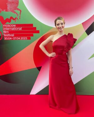 Evgeniya Akhremenko Instagram - Закрыли @mmkf_official 2023. Много красивых людей и красивых душ. Погода шептала. Победители сияли. Жури блистало. @gordana_milevcic_gm_production счастлива, что ты рядом, мой капитан. Подруги у меня, однозначно - самые красивые @mariaheartbeat (спасибо за классный вечер и за твоё родное тепло). @rusnak_anna за то что в последний момент, за секунду собрала мне образ. @olgagorodenko75 за кисти и шпильки в твоих руках. Спасибо всем за добрые слова и комплименты. Кино живет. Оно красивое, глубокое и международное. Ура!
#ммкф #закрытие #ммкф2023 #кинофестиваль #евгенияахременко #актрисаахременко #gmproduction #горданамилевчич #мариялуговая #цветнастроениялиловый #запискифаталистки #яфанатмироздания #киновиноидомино #обнимитеродных