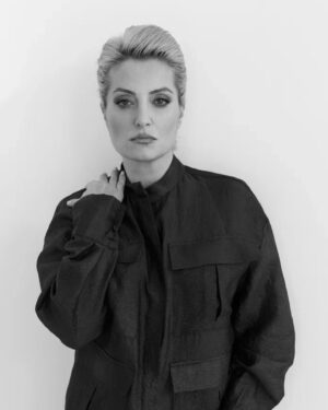 Evgeniya Akhremenko Instagram - Этот пост для тебя. Та\тот, что мало кому рассказывает когда сложно. Чье тело и настроение как будто иногда просто забывают поздороваться. Вроде все хорошо и придраться не к чему, тогда что это? Откуда эти мысли, откуда ощущение, слегка напоминающее саможаление? Так вот все это, мои родные, от Творца. И всему этому есть очень простое объяснение- потерялись по дороге к своему предназначению. Свернули не туда. Осудили, подумали, обидели или обиделись. Вариантов много. Но ответ один- ВЕРА! Вера в себя. И не важно сколько лет, денег или тараканов в голове. Ну кто? Какой идиот сказал вам , что «на этом все, батенька, сворачивай ласты, харе мечтать». Сразу скажу, пост этот родился после разговоров с некоторыми моими роднулями по тел, поэтому писать «Женька, ты в порядке?» не надо. Я как раз сегодня в ресурсе. Но и у меня бывают такие гавнодни и их бывает не мало… Короче, братва, харе себя жалеть! Харе обвинять своего мужика/бабу/маму/бывших и тд. Все -ВЫ. Все -в вас! Поднимаем рычажок Веры и любви к себе на максимум, выпрямляем спину и ставим  в коментах, если срезанировало! Обнимаю всех и каждого. По вере нашей, други… по вере нашей❤️ 
#евгенияахременко #запискифаталистки #поверевашей #яфанатмироздания #опятьзасвоё #вталаипошла #любовьксебе #актосказалчтобудетлегко #жизньэтоуниверситет #обнимитеродных #обнимитесебя
Фото by @olgaro_official 
Muah @svetlanish