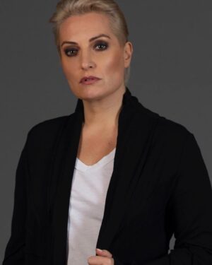 Evgeniya Akhremenko Instagram - Что такое страх?
Страх -это просто нехватка информации, не более. Когда ты понимаешь, что ложь рассыпается  от дуновения правды, что страх исчезает мгновенно от чёткого понимая КТО мы и ЧТО мы можем, что все материальные потери, казавшиеся нам «великими»- это всего лишь декорации, которые пришло время сменить, то жизнь и обстоятельства начинают работать даже не вместе с тобой, а на тебя. На твоё благо. Страх должен входить в нашу жизнь, иначе мы просто неучи. Он как нелюбимый учитель в школе, которого никуда не денешь и приходится его вначале терпеть, а потом и уважать и даже что то учить и в результате отвечать ему. И отвечать правильно…
Сегодня вот пальцы сами решили выдать вышенаписаное:)
Вдруг кому то срезонирует.
Помни, дружочек, ты можешь все, ибо ты есть -ВСЕ. И все в тебе ❤️
Photo by @_maria_ratnikova 
#исноваздравствуйте #запискифаталистки #евгенияахременко #давноневиделись #новыйпост #яфанатмироздания #ты #можешьвсе #вера #путь #всебудетхорошояузнавала #всемлюбви