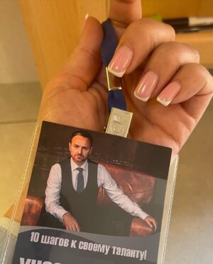 Evgeniya Akhremenko Instagram - У меня есть традиция писать о проекте, после его окончания. Вот уже втрой проект, тарелку которого, нельзя выкладывать,но пару слов скажу.Женька , @evgeniyajustus , этот пост в честь Тебя. Помню как получила от тебя голосовое «тебе там сценарий на почту кинут, прочти плиз, роль когда писала, тебя представляла.»❤️🎥🙏 Слова (согласитесь, актёры) , просто услада ушам! Женька, такая тонкая и одновременно сильная, чувствительная и одновременно борющаяся за каждый кадр своего кинобэйби… Я очень надеюсь , что моя Алла получилась красоткой не только внешне (спасибо мои @_k_ir_a__m_i_r  и @irina_merkush ), но и внутренне. Надеюсь получилось вдохнуть а неё ту жизнь, которую ты представляла , когда создавала ее. Спасибо тебе! Партнеры мои: @alexey.grishin . Восхищаться, работая с тобой в «Вызове» у Клима и сейчас пообтесаться здесь, было просто здорово, ржачно и талантливо, как и ты сам. @zberberr , красивая и мудрая душа, истинная Дева и Дива, на которую хочется смотреть и с которой тепло стоять рядом, обнимаю тебя и жду бокал белого холодного вместе с @alenatrusova❤️ @zemtsovishna (ну уже хотя бы в одном проекте, а значит процесс запущен) рада была видеть тебя на фото и в сториз у @zberberr ☝🏻🤣. Дай там жару всем🎥🔥🎥. 
Продюсерам , огромное спасибо за то, что утвердили без проб и за самую вкусную клубнику! 
Ну и конечно, ГРУППА.. это просто райский рай какой-то. Спасибо огромное каждому из вас! Обниму всех на шапке! Да! И моей же сладкой кинодоче @kuprina.varvara ❤️
А нашему брату актёру хочется добавить… да, есть моменты «то густо, то пусто» Тока вот когда пусто, если начинать убирать фразы, а с ними и мысли «работы нет», «проб нет», «все вокруг бьют тарелки, а я..», если отслеживать эти гавномымли, гавнозависть (да, именно ее) у кого то она выражена ярко, а кто то так мило, называет ее - белой.:) Если прокачивать себя на полное принятие абсолютно любых событий и снимать претензии к сценарию собственной судьбы, прошлому и всем вокруг кто что то для вас не сделал, то чудеса чудесные, да волшебство волшебное происходить начинает, братцы…чего я все и желаю, ибо я была бы не я без записок фаталистки
#евгенияахременко #запискифаталистки #комедия #вера #путь #обнуление#