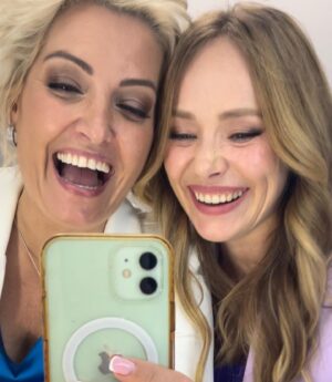Evgeniya Akhremenko Instagram - У меня есть традиция писать о проекте, после его окончания. Вот уже втрой проект, тарелку которого, нельзя выкладывать,но пару слов скажу.Женька , @evgeniyajustus , этот пост в честь Тебя. Помню как получила от тебя голосовое «тебе там сценарий на почту кинут, прочти плиз, роль когда писала, тебя представляла.»❤️🎥🙏 Слова (согласитесь, актёры) , просто услада ушам! Женька, такая тонкая и одновременно сильная, чувствительная и одновременно борющаяся за каждый кадр своего кинобэйби… Я очень надеюсь , что моя Алла получилась красоткой не только внешне (спасибо мои @_k_ir_a__m_i_r  и @irina_merkush ), но и внутренне. Надеюсь получилось вдохнуть а неё ту жизнь, которую ты представляла , когда создавала ее. Спасибо тебе! Партнеры мои: @alexey.grishin . Восхищаться, работая с тобой в «Вызове» у Клима и сейчас пообтесаться здесь, было просто здорово, ржачно и талантливо, как и ты сам. @zberberr , красивая и мудрая душа, истинная Дева и Дива, на которую хочется смотреть и с которой тепло стоять рядом, обнимаю тебя и жду бокал белого холодного вместе с @alenatrusova❤️ @zemtsovishna (ну уже хотя бы в одном проекте, а значит процесс запущен) рада была видеть тебя на фото и в сториз у @zberberr ☝🏻🤣. Дай там жару всем🎥🔥🎥. 
Продюсерам , огромное спасибо за то, что утвердили без проб и за самую вкусную клубнику! 
Ну и конечно, ГРУППА.. это просто райский рай какой-то. Спасибо огромное каждому из вас! Обниму всех на шапке! Да! И моей же сладкой кинодоче @kuprina.varvara ❤️
А нашему брату актёру хочется добавить… да, есть моменты «то густо, то пусто» Тока вот когда пусто, если начинать убирать фразы, а с ними и мысли «работы нет», «проб нет», «все вокруг бьют тарелки, а я..», если отслеживать эти гавномымли, гавнозависть (да, именно ее) у кого то она выражена ярко, а кто то так мило, называет ее - белой.:) Если прокачивать себя на полное принятие абсолютно любых событий и снимать претензии к сценарию собственной судьбы, прошлому и всем вокруг кто что то для вас не сделал, то чудеса чудесные, да волшебство волшебное происходить начинает, братцы…чего я все и желаю, ибо я была бы не я без записок фаталистки
#евгенияахременко #запискифаталистки #комедия #вера #путь #обнуление#