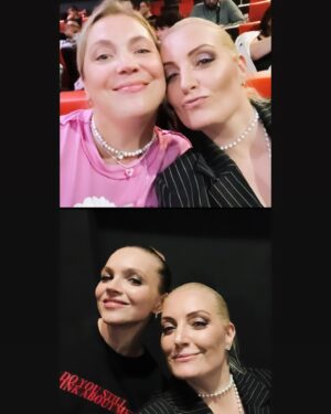 Evgeniya Akhremenko Instagram - Стих звон бокалов, погасли софиты, съеден попкорн. И только послевкусие этого чудесного вечера заставляет рот все еще расплываться в улыбке:) А значит пришло время поста благодарности.
Где то год назад звонок . Мобильный высвечивает «Юстус❤️» «Женек, привет! Пришлю тебе сценарий, прочти. Там роль не главная, но яркая . Писала прям под тебя». Роль написана для артиста - это лучший подарок. А роль написаная хорошо- подарище! И вот сьемки. Знакомство с прекрасными @zberberr и @guskov 🤍. @alexey.grishin , услышав, что будет работать со мной, угрюмо спросил «а кто это?» и увидев меня, получил за это по шапке😂
Классная съемочная группа, замечательный каст! И вот фильм получился добрый, красивый, ржачный , как сама @evgeniyajustus 
Всем спасибо! @zemtsovishna @wolfgangcerny @kuprina.varvara @kashtanka 
Жаль конечно , что сцена со мной (талантливой) и Гришиным (хмурым)😂 в парке не вошла в фильм, но об этом мы , Юстус , о дельно поговорим..в темном углу 😎😂
Ну а если серьезно - марш в кино! Ибо «Семейный переполох» уже во всех кинотеатрах!!!
Всех обняла! Пусть что то невероятно волшебное произойдет немедленно с каждым, кто дочитал это до конца 🤗🤗❤️❤️💥💥
#киновиноидомино #евгенияахременко #актрисаахременко #евгенияюстус #премьера #комедия #семейныйпереполох #запискифаталистки #ялюблюсвоюработу #всемсмотреть #mustwatch #comedy #movienight #popcorn #хорошеекино #всемлюбви