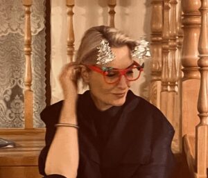 Evgeniya Akhremenko Instagram - Решила наконец поделиться мыслями в 2023м. Итак, 3 Января. А можно вместо того , чтобы писать о том «какой это был тяжёлый год для всех и для меня ..» и тд, я напишу чего хотелось бы. Ну мне лично. Такой, знаете ли, пост от Женьки для Женьки.:) (ну и всем у кого срезанирует:))
Хочется в самолет. И чтобы половина салона были мои друзья и их дети. И громкий смех . И холодное шампанское. И летим в Барселону (например:).
Хочется чтобы люди перестали стареть. Особенно от плохих мыслей. Хочется обнимать до приятного удушья , а если отпускать , то с любовью и благодарностью за то, что были эти самые объятья. 
Хочется , чтобы слова «Камера. мотор» заучили постоянно для всех, кто этим дышит.
Хочется , чтобы ненависть и пропаганда вышли из моды навсегда и на их место пришли гостеприимство и осознание кто мы и зачем мы здесь..
Хочется , чтобы папа, а в его лице все родители ещё много много лет развлекал нас своими байками.
Хочется, чтобы ни одного входящего номера не хотелось сбрасывать.
Хочется , чтобы легкость бытия стала константой.
Хочется сказать спасибо , всем, кто дочитал эту очередную записку фаталистки до конца❤️🙏
с Новым Счастьем, дорогие❄️❄️🥂🥂🤍🤍 #евгенияахременко #запискифаталистки #новогодниемыслишки #чудо #2023 #сновымгодом #навсеволявсевышнего #яфанатмироздания #актрисаахременко #жизнь #любовь #свет #вера #обнимитеродных #