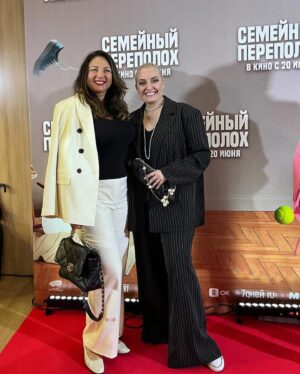 Evgeniya Akhremenko Instagram - Стих звон бокалов, погасли софиты, съеден попкорн. И только послевкусие этого чудесного вечера заставляет рот все еще расплываться в улыбке:) А значит пришло время поста благодарности.
Где то год назад звонок . Мобильный высвечивает «Юстус❤️» «Женек, привет! Пришлю тебе сценарий, прочти. Там роль не главная, но яркая . Писала прям под тебя». Роль написана для артиста - это лучший подарок. А роль написаная хорошо- подарище! И вот сьемки. Знакомство с прекрасными @zberberr и @guskov 🤍. @alexey.grishin , услышав, что будет работать со мной, угрюмо спросил «а кто это?» и увидев меня, получил за это по шапке😂
Классная съемочная группа, замечательный каст! И вот фильм получился добрый, красивый, ржачный , как сама @evgeniyajustus 
Всем спасибо! @zemtsovishna @wolfgangcerny @kuprina.varvara @kashtanka 
Жаль конечно , что сцена со мной (талантливой) и Гришиным (хмурым)😂 в парке не вошла в фильм, но об этом мы , Юстус , о дельно поговорим..в темном углу 😎😂
Ну а если серьезно - марш в кино! Ибо «Семейный переполох» уже во всех кинотеатрах!!!
Всех обняла! Пусть что то невероятно волшебное произойдет немедленно с каждым, кто дочитал это до конца 🤗🤗❤️❤️💥💥
#киновиноидомино #евгенияахременко #актрисаахременко #евгенияюстус #премьера #комедия #семейныйпереполох #запискифаталистки #ялюблюсвоюработу #всемсмотреть #mustwatch #comedy #movienight #popcorn #хорошеекино #всемлюбви
