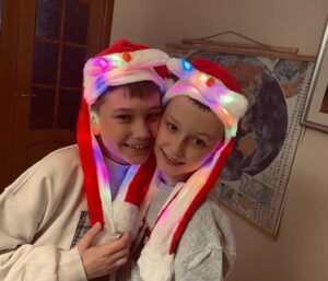 Evgeniya Akhremenko Instagram - Решила наконец поделиться мыслями в 2023м. Итак, 3 Января. А можно вместо того , чтобы писать о том «какой это был тяжёлый год для всех и для меня ..» и тд, я напишу чего хотелось бы. Ну мне лично. Такой, знаете ли, пост от Женьки для Женьки.:) (ну и всем у кого срезанирует:))
Хочется в самолет. И чтобы половина салона были мои друзья и их дети. И громкий смех . И холодное шампанское. И летим в Барселону (например:).
Хочется чтобы люди перестали стареть. Особенно от плохих мыслей. Хочется обнимать до приятного удушья , а если отпускать , то с любовью и благодарностью за то, что были эти самые объятья. 
Хочется , чтобы слова «Камера. мотор» заучили постоянно для всех, кто этим дышит.
Хочется , чтобы ненависть и пропаганда вышли из моды навсегда и на их место пришли гостеприимство и осознание кто мы и зачем мы здесь..
Хочется , чтобы папа, а в его лице все родители ещё много много лет развлекал нас своими байками.
Хочется, чтобы ни одного входящего номера не хотелось сбрасывать.
Хочется , чтобы легкость бытия стала константой.
Хочется сказать спасибо , всем, кто дочитал эту очередную записку фаталистки до конца❤️🙏
с Новым Счастьем, дорогие❄️❄️🥂🥂🤍🤍 #евгенияахременко #запискифаталистки #новогодниемыслишки #чудо #2023 #сновымгодом #навсеволявсевышнего #яфанатмироздания #актрисаахременко #жизнь #любовь #свет #вера #обнимитеродных #