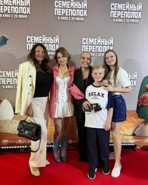 Evgeniya Akhremenko Instagram - Стих звон бокалов, погасли софиты, съеден попкорн. И только послевкусие этого чудесного вечера заставляет рот все еще расплываться в улыбке:) А значит пришло время поста благодарности.
Где то год назад звонок . Мобильный высвечивает «Юстус❤️» «Женек, привет! Пришлю тебе сценарий, прочти. Там роль не главная, но яркая . Писала прям под тебя». Роль написана для артиста - это лучший подарок. А роль написаная хорошо- подарище! И вот сьемки. Знакомство с прекрасными @zberberr и @guskov 🤍. @alexey.grishin , услышав, что будет работать со мной, угрюмо спросил «а кто это?» и увидев меня, получил за это по шапке😂
Классная съемочная группа, замечательный каст! И вот фильм получился добрый, красивый, ржачный , как сама @evgeniyajustus 
Всем спасибо! @zemtsovishna @wolfgangcerny @kuprina.varvara @kashtanka 
Жаль конечно , что сцена со мной (талантливой) и Гришиным (хмурым)😂 в парке не вошла в фильм, но об этом мы , Юстус , о дельно поговорим..в темном углу 😎😂
Ну а если серьезно - марш в кино! Ибо «Семейный переполох» уже во всех кинотеатрах!!!
Всех обняла! Пусть что то невероятно волшебное произойдет немедленно с каждым, кто дочитал это до конца 🤗🤗❤️❤️💥💥
#киновиноидомино #евгенияахременко #актрисаахременко #евгенияюстус #премьера #комедия #семейныйпереполох #запискифаталистки #ялюблюсвоюработу #всемсмотреть #mustwatch #comedy #movienight #popcorn #хорошеекино #всемлюбви