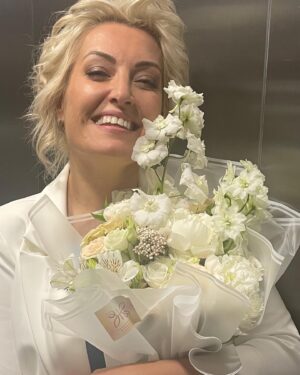 Evgeniya Akhremenko Instagram - У меня есть традиция писать о проекте, после его окончания. Вот уже втрой проект, тарелку которого, нельзя выкладывать,но пару слов скажу.Женька , @evgeniyajustus , этот пост в честь Тебя. Помню как получила от тебя голосовое «тебе там сценарий на почту кинут, прочти плиз, роль когда писала, тебя представляла.»❤️🎥🙏 Слова (согласитесь, актёры) , просто услада ушам! Женька, такая тонкая и одновременно сильная, чувствительная и одновременно борющаяся за каждый кадр своего кинобэйби… Я очень надеюсь , что моя Алла получилась красоткой не только внешне (спасибо мои @_k_ir_a__m_i_r  и @irina_merkush ), но и внутренне. Надеюсь получилось вдохнуть а неё ту жизнь, которую ты представляла , когда создавала ее. Спасибо тебе! Партнеры мои: @alexey.grishin . Восхищаться, работая с тобой в «Вызове» у Клима и сейчас пообтесаться здесь, было просто здорово, ржачно и талантливо, как и ты сам. @zberberr , красивая и мудрая душа, истинная Дева и Дива, на которую хочется смотреть и с которой тепло стоять рядом, обнимаю тебя и жду бокал белого холодного вместе с @alenatrusova❤️ @zemtsovishna (ну уже хотя бы в одном проекте, а значит процесс запущен) рада была видеть тебя на фото и в сториз у @zberberr ☝🏻🤣. Дай там жару всем🎥🔥🎥. 
Продюсерам , огромное спасибо за то, что утвердили без проб и за самую вкусную клубнику! 
Ну и конечно, ГРУППА.. это просто райский рай какой-то. Спасибо огромное каждому из вас! Обниму всех на шапке! Да! И моей же сладкой кинодоче @kuprina.varvara ❤️
А нашему брату актёру хочется добавить… да, есть моменты «то густо, то пусто» Тока вот когда пусто, если начинать убирать фразы, а с ними и мысли «работы нет», «проб нет», «все вокруг бьют тарелки, а я..», если отслеживать эти гавномымли, гавнозависть (да, именно ее) у кого то она выражена ярко, а кто то так мило, называет ее - белой.:) Если прокачивать себя на полное принятие абсолютно любых событий и снимать претензии к сценарию собственной судьбы, прошлому и всем вокруг кто что то для вас не сделал, то чудеса чудесные, да волшебство волшебное происходить начинает, братцы…чего я все и желаю, ибо я была бы не я без записок фаталистки
#евгенияахременко #запискифаталистки #комедия #вера #путь #обнуление#