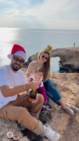 Evgeny Savin Instagram - С Новым годом всех 🫶🎄 

Обычно , люди подводят итоги перед Новым годом - подведу и я . 

Плюсы : можно вывозить даже если страшно , давит неизвестность и ответственность , оставаясь собой и свободным ты найдешь людей ,которые поверят в тебя и твое дело . 

Минусы : из всего списка контактов в твоем телефоне на связи будут единицы , деже среди друзей и родственников многие перестанут отвечать на вопрос «как дела?» , потому - что у них ожидания или совместный движ с каким - нибудь Россатомом или другой системной залупой . Настоящих друзей , как в старой доброй поговорке : «много не бывает» . 

 Спасибо этому году он все расставил как надо 🏆🫶 Полный вперед .

Берегите себя . Каждый из вас 100% красава