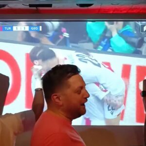 Evgeny Savin Instagram - ПЕРВЫЙ МАТЧ в истории и ПЕРВЫЙ ГОЛ на Евро #🇬🇪 

Эмоции ДОРТМУНД   ТБИЛИСИ 🔥🔥🔥 

Сегодня верю в @kvara7 . А вы ?