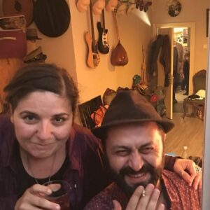 Evren Duyal Instagram - Bu güzel insan @improlog 15 yıl önce girdi hayatıma, kendisiyle sahnede coşmaktan, kuliste cozutmaktan, yolları tozutmaktan, yeri gelirse beraber somurtmaktan, en çok da  kahkahalara boğulmaktan pek mutluluk duyuyorum. İyi ki tanıdım, iyi ki beraber tiyatro yapıyoruz, iyi ki paylaşıyoruz. Nice yaşların olsun canım @improlog 😍