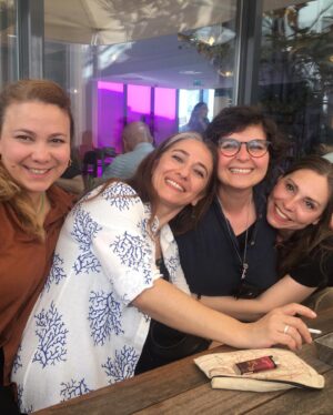 Evren Duyal Instagram - Birinci foto “Bir Zamanlar Kadın” oyununun @istanbulimpro bu sezon son gösterimi öncesi. Fotoda caanım @mesruremelisbilgin ve caanım @elif_sa ve yükümüzü çeken caanım @ibo.guler eksik maalesef. İkinci foto iseee eve dönüyoruz işte bildiğin:)