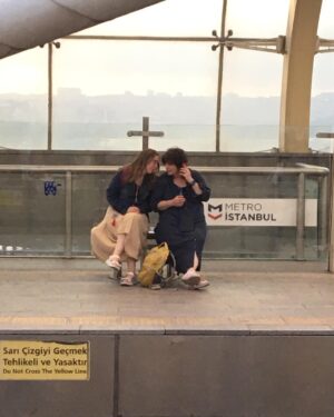 Evren Duyal Instagram - Birinci foto “Bir Zamanlar Kadın” oyununun @istanbulimpro bu sezon son gösterimi öncesi. Fotoda caanım @mesruremelisbilgin ve caanım @elif_sa ve yükümüzü çeken caanım @ibo.guler eksik maalesef. İkinci foto iseee eve dönüyoruz işte bildiğin:)