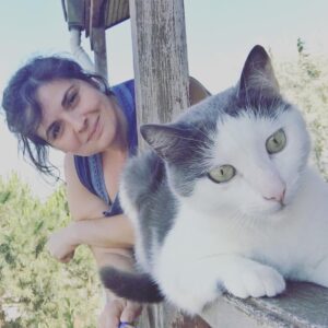 Evren Duyal Instagram - Miloşuum… her şey için teşekkürler… bebeyken nişantaşı’nda nadir rastlanan ağaçların birinden kafamıza düştüğün gün seni kapıp eve getirdiğimiz için şükür 😀 Bize mutluluk kattın. Umarım sen de mutlu yaşamışsındır. Seni seviyorum…