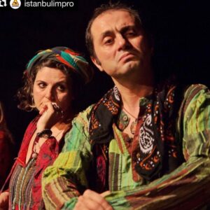 Evren Duyal Instagram - Bu güzel insan @improlog 15 yıl önce girdi hayatıma, kendisiyle sahnede coşmaktan, kuliste cozutmaktan, yolları tozutmaktan, yeri gelirse beraber somurtmaktan, en çok da  kahkahalara boğulmaktan pek mutluluk duyuyorum. İyi ki tanıdım, iyi ki beraber tiyatro yapıyoruz, iyi ki paylaşıyoruz. Nice yaşların olsun canım @improlog 😍