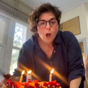 Evren Duyal Instagram - Canım MSM ailem. Sürprizlere doyamadım. Teşekkürler teşekkürler teşekkürler. ( not: bundan sonra doğumgünlerimde hep dersim olsun bu muhteşeeeem:)) @nihangezen3 @fusundemirkus @tiyatora26 @ulutasibel @mscnklc 🙏🙏🙏