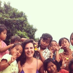Evrim Solmaz Instagram - Birden etrafımı sarıp saçlarımı çiçeklerle donatan, gözlerindeki ışıltıyı asla unutamayacağım güzel çocuklar ... 🎈I 💗Balinese people 🙏👼🎈 #tbt #goodtimes #goodmemories #bali #love #nature #smile