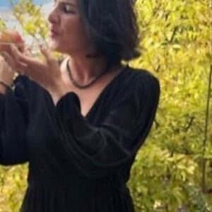 Evrim Solmaz Instagram - kalıyoruz..kuş olup uçmak isterken, ağaç olup kök salıyoruz.. 

#CanYucel

#ekim #01/10/2020 #sukur #vadim 🙏🙏🙏
Teşekkürler halacim, @b.belmacaglar  teşekkürler Eda’cım @atrendgiyim