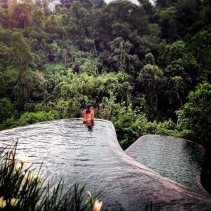 Evrim Solmaz Instagram - özledimm..I miss there.. 🌀💦💙#orman #özlem #sevgi #huzur #meditasyon #havuz #sonsuzluk #pool #infinitypool #forest #miss #peace #peaceofmind #meditation #love #healing #sukur #nature