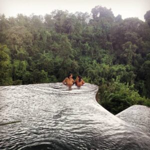 Evrim Solmaz Instagram - Bugün dediğimiz şey, sonsuz geçmiş ve gelecek okyanusunda küçücük bir zaman damlasıdır. 
#JuanRamonJimenez #Jimenez #infinity #pool #time #flow #love #nature #inspiring #harmony #relaxing #summer #chillin