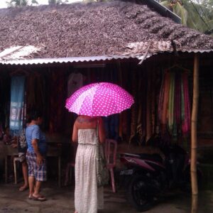Evrim Solmaz Instagram - yağmurlu bir gündü la la la la la la💦☔️🌂🌀şifa olsun..🙏🏻😊 singing in the rain la la la.. Raining heal 💦🌀🙏🏻☔️😉 #love #rain #village #bali #singing #ajda #sukur #healing