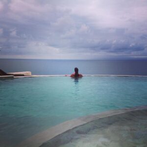 Evrim Solmaz Instagram - Peace of mind...✨🙏🏻✨ #sabah #okyanus #huzur #peace #pray #peaceofmind #balangan #swim #love #sky #nature #namaste #relaxing