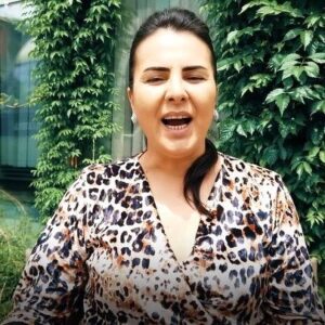 Evrim Solmaz Instagram - Çekim arasında #zenginveyoksul Anneler günü ile ilgili mini bir röportaj ve mesajım 😊💗🌹 Teşekkürler  @ntcmedyatv 
#annelergünü #annem #sevgi  #şükür #minnet #çorba 😂 #happymothersday #zenginveyoksul