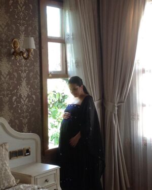 Evrim Solmaz Instagram - Geçen sene bu zamanlar..28 kilo almıştımm🙈🙈
günaydınn🐸🐋
Last year at this time.. 28 kilo more 🙈🙈😊goldmorning🌷🐸🎈
#morning #lastyear #pregnant #waiting #love #peace #peaceofmind #günaydın #hamile #huzur #beklemek #şükür #morekilos #sevgi