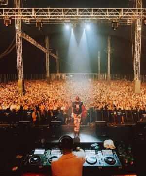 Example Instagram - I’m bacckkkkk … European summer shows kick off this weekend. Just landed back here from Aus and I’m buzzing to see some of you. 

Here’s some highlights from the last few years.

Kicking off with 3 shows this Saturday. (Dunno why I still choose to put myself through these crazy schedules!?) 

Lost Minds Festival, Newcastle - 3:30-4:30pm 
Land Beyond Festival, Brighton - 8:30-9:30pm
Land Beyond Afterparty @ HORIZON - 1:30-2:30am 

Who’s excited ?

El 😘

#festivalseason #ukfestivals #examplelive #livemusic #gigphotography