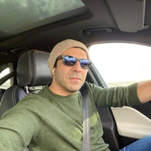 Eyad Nassar Instagram - الصورة دي مفيهاش حاجة غلط، دي صورة طبيعية بس من عين شخص عنده ضمور في الشبكية Macular Degeneration
وده نوع من أنواع ضعف البصر بيخلي الشخص يفقد النظرة المركزية والتفاصيل الدقيقة اللي في الصورة.
الشخص ده محتاج يعرف ازاى يقدر يعتمد على رؤيته الجانبية ويقويها، علشان يمارس حياته بشكل طبيعي جدا.
تابعوا مؤسسة بصيرة خلال شهر فبراير علشان تتعرفوا على أنواع ضعف البصر والخدمات اللي بتقدمها المؤسسة.
لما بنشوف الدنيا بعيون غيرنا بنقدر نتخيل حياتهم ونفهم احتياجتهم.
#شوف_بعيني
#ضعف_البصر
#مؤسسة_بصيرة
@baseera_foundation

#eyadnassar
#knowhowisee
#baseerafoundation
#lowvisionawareness