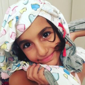 Eylem Canpolat Instagram - Küçük insanım büyüyor. Bugün tam 9 yaşında. Zaman zalim çok hızlı geçti.. Ama her güne “iyi ki tanıdım” seni diye uyanıyorum güzel bebeğim. Seninle geçirdiğim her ana şükürler olsun.. kalbimin içine öyle bir sevgi ektin ki  minnettarım.. beraber büyürken “iyi ki benim veledimsin” demekten çok mutluyum. Bu sabah tam doğduğum saatte uyanıcam romantizmine bayıldım. Sonra amanın iyice bana benziyor bu diye bir hayıflandım. Boncuk gözlüm, ekmek çenem “iyi ki, iyi ki doğdun” ömrün hayallerince geçsin.. seni (senden öğrendiğim gibi)  anlatamayacağım kadar çok, sonsuz seviyorum. (Ve hiç prensesim demeden mesajı bitirebiliyorum. Büyüdükçe değişen hitaplar üretmek de anneliğe dahil tabii ki. Yoksa kızar küçük hanımlar🙄)