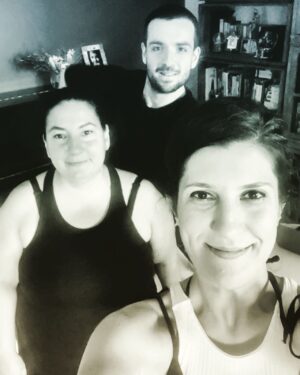 Eylem Canpolat Instagram - Biz önce iki deli @ayse__n_s bizim de yazarken eğlenebileceğimiz bir hikaye kuralım diye debelendik aramıza @yorukogul katılınca süreç daha kılıçlı, daha çizgi romanlı daha aile oldu. (@ozanserugurlu nun da karakterlere emeğini ve benim çekilmezliğime gösterdiği sabrı anlatmazsam ayıp olur.🫠) Fikrine çok inandığımız, yazarken karakterlerimize aşık olduğumuz hatta birbirimize karşı savunduğumuz, bazen kafa göz yararken bazen sarılıp birbirimize güç verdiğimiz bir süreçti. Senaryo hele ki ana akım ekip işidir. Hep buna inandım. Emektir çünkü yüceleştirilmesi gereken. Beraber hayal kurabilmek, dünyalar yaratmak çok güzel. Canım yönetmenim @aytacicek de fikirleriyle hem ilham oldu hem de benim canyoldaşım oldu. Gece bir kez daha izledim bölümümüzü. Ben çok seviyorum. Büyük emek, düş, umut var. Bütün oyuncularımız şahaneler. @umitcakmaksoy hocam efsane resimlerle anlatıyor hikayeyi. Kamera önünde ya da arkasındaki herkes, gece gündüz özel bir dünya kurabilmek için mücadele ettik. Umarım seyirci de sever. Sözün özü başladık abi✌️ (heyecandan uyuyamayan senarist♥️) hikayenin can damarı köpüş dostumuz zeplin e de teşekkür ederim. O bu kadar uslu olmasa, annesi Ayşenur u bize ödünç vermese yazamazdık:-)