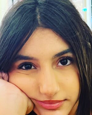 Eylem Canpolat Instagram - Kendi doğum günlerim beni çok heyecanlandırmaz ama seninkilere bayılıyorum. Seni dünyaya getirmek en güzel seçimim. Seninle yaşamak seni öğrenmek, kendin olmak için verdiğin mücadelede seni anlamak hayatımın en güzel deneyimi. Annelik öyle acayip bir duyguymuş.. bende sevmediğim sana zarar vermesinden korktuğum, bana dair şeyleri bile söküp almak isterim senden. Özgür bir kadın olarak yürü yolunda bebeğim. Sen kendin olarak o kadar değerli biricik ve o kadar güzelsin ki. Seni tanıdığım, annen olduğun için çok mutluyum. İyi ki doğdun canım kızım benim. Yeni yaşın çok eğlenceli bol arkadaşlı ve hayatı sana sevdirecek sürprizlerle geçsin. Seni çok çok çooooook seviyorum DerinÖykümÖzkök ❤️❤️ @derin.ozkokk