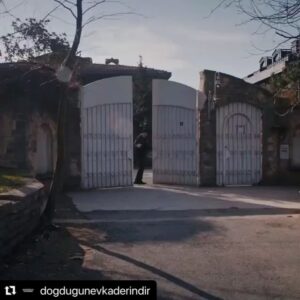 Eylem Canpolat Instagram - Ben ve Ayşenur Defne Gamze için bu akşam son bölüm.. Sadece çok üzgünüz. İnsan evini hiç bırakır mı? Bırakmaz.. kapının diğer tarafında kalsak da orası bizim evimiz. Zeynep Mehdi Barış ve diğerleri bizim de çocuklarımız.. aklımız kalbimiz duamız hep onlarla.. başta bana hep dostluk gösteren Gülseren hanıma ve canımın içi ortağım Çağrı Bayrak’a elimi hiç bırakmadıkları için minnettarım. DEK ailem başta Demet İbo Engin Zuhal hanım Senan Hülya Naz Elif Fatih Sinan İnciNur Kaan Helin.. aramızdan ayrılan hikayemize beraber başladığımız Nurşin hocam, Kumral, Engin, Nail bey.. kamera arkasında Özgür, Ezgim, Murat hocam, Betül hocam, İlker, Miray.. Banu.. Emrullah.. Cem Öget.. Fırat.. ve tabii canım Yılmaz abim.. ismini burada yazamadığım bütün yol arkadaşlarıma bize verdikleri emek, ilham, dostluk için minnettarım. İyi ki varlar. Bir gün inşallah yeniden kavuşmak dileğiyle.. 

Zeynebim olmasaydı sonumuz böyle ama sen özgürce uç hayallerine.. kanatlarına güven.. bütün Zeynepler size güzellikler yaraşır. @1demetozdemir ❤️

Umutla, aşkla, muhabbetle sarılıyorum izlerken bana meslektaşlarıma ve sözümüze değer veren herkese.. @drgbudayicioglu @cagribayrak @1demetozdemir @ibrahimcelikkol41 @enginozturk @senankaraa @zuhalgencererkaya @nazgoktan @hulyaduyar @fatihkoyunolu @sinandemirerofficial @nursimdemir @emrullahhekim @yilmazuzun @elifsonmez @zeynepkumral @teoman.kumbaracibasi @_helinkandemir @kaanaltaykoprulu @ozgrplt @betulsevimonline @ilker_canga @a.muratoztrk @ezgicill @firatyukselir @ayse__n_s @defnegrs @egamikaze @seraysahiner @dorukerengul ❤️❤️❤️
