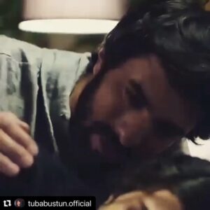 Eylem Canpolat Instagram - Elifim Ömerim❤️ zaman zalim işte. Ne güzel ne şanslı zamanlardı. Biz büyüdük kirlendi dünya.. tepetaklak.. Özlem her daim.. teşekkür ederim bu güzel hatıra için, canımın içi  Tuba.. ❤️ #Repost @tubabustun.official with @make_repost
・・・
Elif&Ömer
“Gitme”
@eylemmmc @semaergenekon #enginakyürek