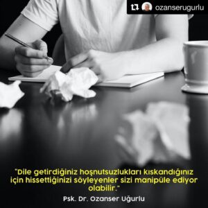 Eylem Canpolat Instagram - #Repost @ozanserugurlu with @get_repost
・・・
İnsan ilişkilerinde hissettiğiniz hoşnutsuzlukları dile getirmek hassas konudur. ‘Bana böyle davranma, bundan hoşlanmıyorum, bu şekilde olmaz’ gibi cümleler kurmak ilişkileri ciddi anlamda zorlar. Çünkü hoşnutsuzlukları dile getirmek her zaman söyleyen için de duyan için de zordur. Üstelik duyan kişi suçlandığı için karşıt tepki vermeye kalkabilir.
➽
Özellikle Narsisist kişilik özelliklerine sahip insanlarla olan ilişkilerinizde ilişki hakkındaki hoşnutsuzlukları dile getirdiğinizde Narsisist’ler sizden üstün olduklarına inandıklarından dile getirdiğiniz hoşnutsuzlukları onu kıskandığınız için hissettiğinizi söyleyerek sizi suçlayabilirler. Ortada kıskanılacak gerçek bir durum olmadığı halde kendinizi kıskanan insan pozisyonunda bulmak kendinizi sorgulamanıza yol açabilir ve acabalarla dolu bir zihin eğer nazik bir insansanız sizi her türlü müdahaleye açık hale getirebilir.
➽
Narsisist, sizi kıskandığınız için kötü olmakla suçlar, böylece ilişkideki hoşnutsuzlukların asıl nedenleri hasır altı edilmiş olur. Bu arada suçlamalar yüzünden kendinizi kıskanmış bir insanın ezikliği içerisinde hisseder, suçluluk duygusu ile affedilmek için manipülasyona açık hale gelirsiniz. Size gerçekleri dile getirmenin bedelini ödetmeye kalkan Narsisist’lere pirim vermeyin, hoşnutsuzluklarınızı dile getirmekte ısrarcı olun, suçlanacak bir şey yapmadığınızı sık sık kendinize hatırlatın…