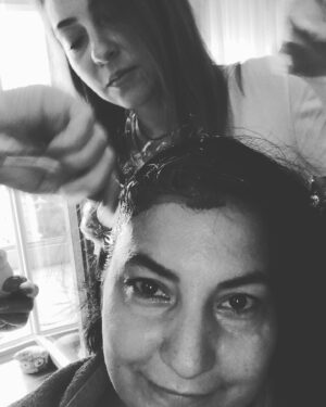 Eylem Canpolat Instagram - @denizgurlek kesinlikle haklısın. Ben de zincirlere pek dahil olamam. Ama bu başka. Kız kardeşler birbirlerine can, hayat, umut, anlam katarlar. Birbirlerinin hem saçlarını hem kalplerini boyarlar. Ben de @ayse__n_s @defnegrs @seraysahiner @birselcikinci ve saçlarımın kuaförü hayat arkadaşlarım @yelizbaslangic @dusiakineva @eva419 e #istanbulsözleşmesiyaşatır #womenpower💪🏾❤️👑 #girlschallange #womenpowerment