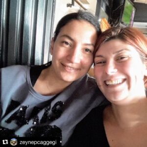 Eylem Canpolat Instagram - Zeynommm.. çocukluğum gençliğim ömrümün en büyük yapı taşlarından biri.. seninle yaşadığımız herşeye minnettarım.. ilk aşkımın ilk gözyaşımın ilk hayalimin tanığısın.. seni çok seviyorum. Hayatıma kattığın her şey için teşekkür ederim. Beraber büyüdük birlikte yaşlanalım.. #Repost @zeynepcaggegi with @get_repost
・・・
Benim ;sümüklü zamanımızdan , kendi kendimize aoç aldığımız zamanlardan, oya gilin bakkala yazdırdığımız zamanlardan,her türlü zorluktan ve mutluluktan , unutulmayan birlikte yaşamışlıktan bahsetmeye gerek duymaman lazım diyorum.Hayatımın en özgür ve en güzel zamanlarıydı.Çok sevdik, çok eğlendik, çok mutlu olduk.Seni seviyorum Eyloş ‘um