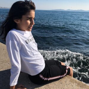 Eylem Canpolat Instagram - Ben de tam 10 yıl önce bu zamanlar seni böyle bekliyordum.. Ama sen doğmuyordun;-) o kadar takılmıştım ki buna son bir hafta daha karnımda olmanın tadını çıkaramamışım.. oysa şimdilerde çok zaman yine içimde olsaydın diyorum. Dünya kötü adaletsiz insanlar yönlerini kendilerini sevgiyi kaybetmiş halde.. ama sen büyüdükçe daha sevgi dolu daha merhametli daha anlayışlı daha dost oluyorsun be çocuk. Mahcubiyetlerim çok sana.. Daha iyi bir anne olmak nedir hala arıyor bulamıyorum. Tek öğrendiğim seninle böyle ileriye bakmak.. hayal kurmak.. 10 yaşına bir kaç gün kaldı.. şimdiden heyecan bastı beni.. 10 yıldır bu dünyadasın. Kök sal sevdiğim.. anan pek başaramadı sen başar♥️🍀🎈