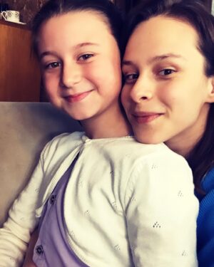 Eylül Şenocak Instagram - Gizem ablacım sen de bana hep sımsıcak sarıldın, çok seviyorum seniii💚🌼(dün geceki  fotoğrafımız çıkmamış😌ama yine harikaydın dün akşam☺️):)))@gkatmer