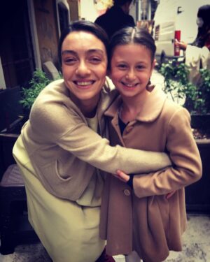 Eylül Şenocak Instagram - Gülbens... #mervedizdar#masumlarapartmanı #trt1 #ogmpictures #dizi#actress#çocukoyuncu#küçükgülben 🎈💜#handeaytarajans