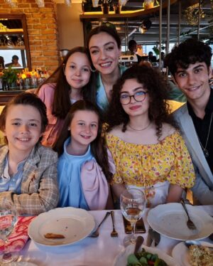 Eylül Şenocak Instagram - Canım canım canım Merve ablacımmmm💙💙@mervedizdar@#gülben#küçükgülben @masumlarapartmani @ogm.pictures @trt1