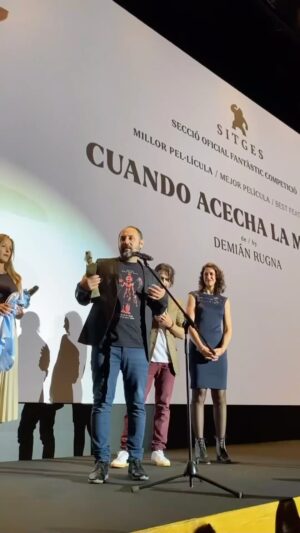 Ezequiel Rodríguez Instagram - 🪓🏆¡¡MEJOR PELÍCULA en @sitgesfestival !!

🎞️De 56 años de historia que tiene el festival, es la primera vez que una película latinoamericana gana el premio a MEJOR PELÍCULA.

🇦🇷9 de noviembre en cines de Argentina.
@cuandoacechalamaldad, una película de @demianrugna

🇺🇸Estrenada en Estados Unidos en 800 salas, 🇨🇦ovacionada en su estreno mundial en @tiff_net y con exitosa participación en 🇺🇸 @Fantastic.Fest (Austin) y 🇺🇸@BeyondFest (Los Angeles).

Producida por @aramos_cine, @machacofilms y @shudder. Productores: Roxana Ramos @roxanaramos10, Fernando Diaz @fernandodiazcine, Emily Gotto @egotto, Samuel Zimerman @samzimmermann

Elenco:
PEDRO,  Ezequiel Rodríguez @ezequielagustinrodriguez 
JIMI,  Demián Salomón @demian.salomon 
MIRTHA, Silvina Sabater @silvinasabater 
SABRINA,  Virginia Garófalo @vir_garofalo 
RUIZ,  Luis Ziembrowski @ziembro 
JAIR, Emilio Vodanovich @emilio.voda 
SANTINO,  Marcelo Michinaux @marcelomichinaux 
SARA, Paula Rubinsztein @paularubinsztein 
JIMENA, Desirée Salgueiro @desiree_salgueiro 
LEO, Federico Liss @federico.liss 
Niña llorona: Agustina Chiara Aguilera @locosdelaenzima

Distribuye: @bfargentina
Prensa: Raquel Flota @raquelflotta @agenciaraquelflotta
Redes: @francolovisolo

#CuandoAcechaLaMaldad #CALM #DemianRugna #AramosCine #MachachoFilms #Shudder #Terror #Cinedeterror #Cinedegenero #Cine #CineArgentino #Estreno #9denoviembre