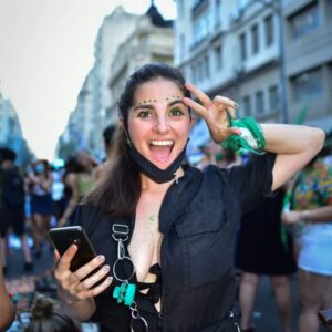 Ezequiel Rodríguez Instagram - Felices 4 años de casados  @l.a.l.a.s.o.s.a ❤️‍🔥
Las fotos aquí reunidas servirán de prueba de que...

1- tenemos una gran foto de un gran beso
2- Ya estábamos casados desde antes.
3 y 4 tengo muchas fotos tuyas para conmemorar y llevar el conteo PAR de nuestro casamiento.
5- Esta puede ser el comodín para los años IMPARES
6- Lo bien que nos sienta Bahía 
7- Hacemos magia donde vayamos
8- Hasta las piedras flotan
9- Sos la mujer más hermosa del universo
10- Con la sonrisa más contagiosa

Te amo!!