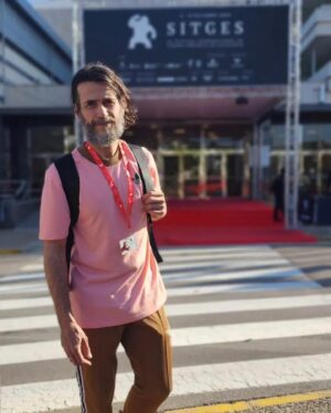 Ezequiel Rodríguez Instagram - 🪓¡HOY Premiere Europea en @sitgesfestival !

@cuandoacechalamaldad, una película de @demianrugna 
🇦🇷9 de noviembre en cines de Argentina. 
🇺🇸Estrenada en Estados Unidos en 800 salas, 🇨🇦ovacionada en su estreno mundial en @tiff_net y con exitosa participación en @Fantastic.Fest (Austin) y @BeyondFest (Los Angeles).  Elenco: 
PEDRO,  Ezequiel Rodríguez @ezequielagustinrodriguez JIMI,  Demián Salomón @demian.salomon MIRTHA, Silvina Sabater @silvinasabater SABRINA,  Virginia Garófalo @vir_garofalo RUIZ,  Luis Ziembrowski @ziembro          JAIR, Emilio Vodanovich @emilio.voda SANTINO,  Marcelo Michinaux @marcelomichinaux SARA, Paula Rubinsztein @paularubinsztein JIMENA, Desirée Salgueiro  @desiree_salgueiro LEO, Federico Liss @federico.liss Niña llorona: Agustina Chiara Aguilera @locosdelaenzima 

Producida por @aramos_cine, @machacofilms y @shudder.  Productores: Roxana Ramos @roxanaramos10, Fernando Diaz @fernandodiazcine, @Emily Gotto @egotto, Samuel Zimerman @samzimmermann 

Dirección: Demián Rugna @demianrugna
Guión: Demián Rugna @demianrugna
Director de Fotografía: Mariano Suárez @nanosuarez
Directora de Arte. Laura Aguerrebehere  @lauraaguerrebehere
Asistente de Dirección: Fabian Forte @hugofabianforte
Directores de producción : @bistagnino, @tomaseloymunoz
Jefa de Producción : Luciana Schnir @lucianamoira
Asistente de producción: Francisco Sarduy @fsarduy
Montaje: Lionel Cornistein @tras_la_cueva
Música: Pablo Fuu @pablofuu_fernandez
Director de Sonido: Pablo Isola @isolapablo
FX: Marcos Berta @marcosbertastudio
Coordinacion VFX: Andrés Borghi  @borghiandres
Maquillaje: @_zabeta_
Vestuario: @pheoniaveloz
Coach Actoral: @eva_pediatra
Foto Fija: @lufnadale
Coordinación de Post : Paula Ceballos 
Estudio color : @lahaye_gab

Distribuye: @bfargentina
Prensa: Raquel Flota @raquelflotta @agenciaraquelflotta
Redes: @francolovisolo

#CuandoAcechaLaMaldad #CALM #DemianRugna #AramosCine #MachachoFilms #Shudder #Terror #Cinedeterror #Cinedegenero #Cine #CineArgentino #Estreno #9denoviembre